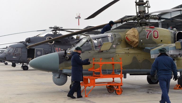 Новый ударный вертолет Ка-52 Аллигатор после торжественной передачи личному составу вертолетного полка ЮВО в Краснодарском крае в рамках планового переоснащения