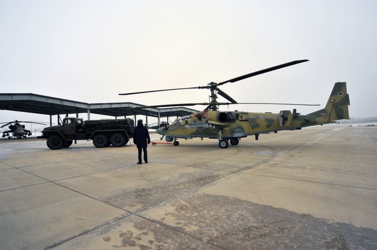 Новый ударный вертолет Ка-52 Аллигатор после торжественной передачи личному составу вертолетного полка ЮВО в Краснодарском крае в рамках планового переоснащения Новый ударный вертолет Ка-52 Аллигатор после торжественной передачи личному составу вертолетного полка ЮВО в Краснодарском крае в рамках планового переоснащения