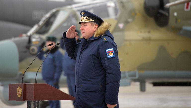 Командующий 4 армией ПВО и ВВС, генерал-лейтенант Виктор Севастьянов на торжественной церемонии передачи новых ударных вертолетов Ка-52 Аллигатор личному составу вертолетного полка ЮВО в Краснодарском крае