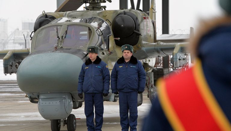 Торжественная церемония передачи новых ударных вертолетов Ка-52 Аллигатор личному составу вертолетного полка ЮВО в Краснодарском крае в рамках планового переоснащения