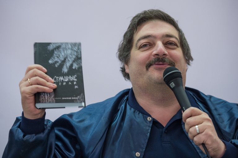 Писатель Дмитрий Быков на презентации своей книги Страшные стихи: о страшном готическом и страшном реалистическом. на международной ярмарке интеллектуальной литературы non/fictio№18 в ЦДХ на Крымском валу в Москве Писатель Дмитрий Быков на презентации своей книги Страшные стихи: о страшном готическом и страшном реалистическом. на международной ярмарке интеллектуальной литературы non/fictio№18 в ЦДХ на Крымском валу в Москве
