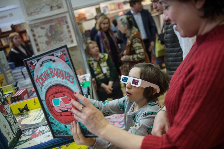 Посетители на международной ярмарке интеллектуальной литературы non/fictio№18 в ЦДХ на Крымском валу в Москве Посетители на международной ярмарке интеллектуальной литературы non/fictio№18 в ЦДХ на Крымском валу в Москве