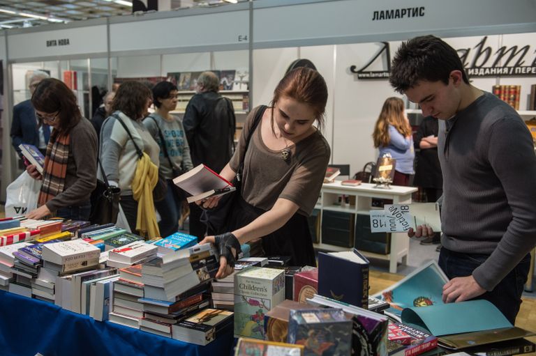 Посетители на международной ярмарке интеллектуальной литературы non/fictio№18 в ЦДХ на Крымском валу в Москве Посетители на международной ярмарке интеллектуальной литературы non/fictio№18 в ЦДХ на Крымском валу в Москве
