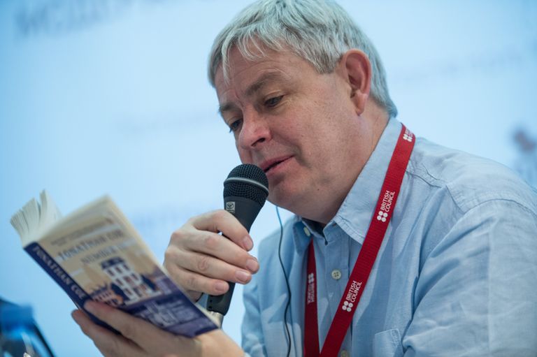 Писатель Джонатан Коу на международной ярмарке интеллектуальной литературы non/fictio№18 в ЦДХ на Крымском валу в Москве Писатель Джонатан Коу на международной ярмарке интеллектуальной литературы non/fictio№18 в ЦДХ на Крымском валу в Москве