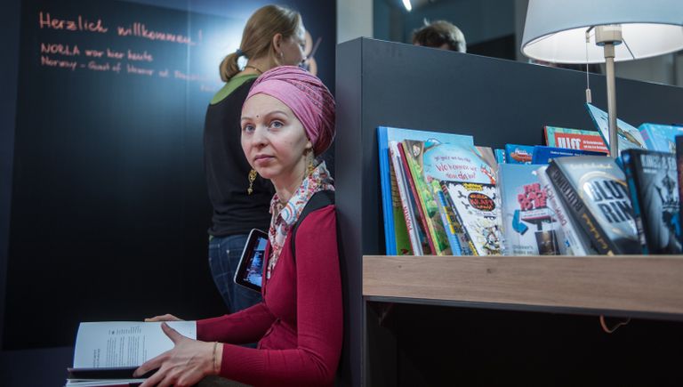 Посетители на международной ярмарке интеллектуальной литературы non/fictio№18 в ЦДХ на Крымском валу в Москве