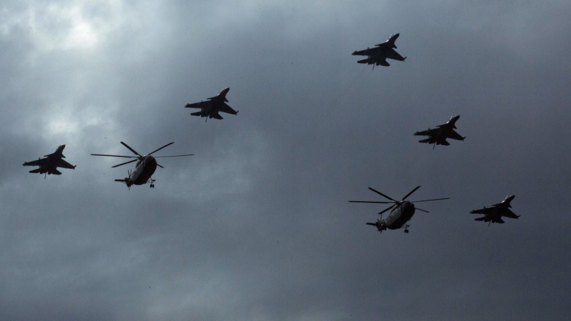 Истребители J-16 и вертолеты Ми-8 во время репетиции военного парада в Пекине Истребители J-16 и вертолеты Ми-8 во время репетиции военного парада в Пекине - РИА Новости, 1920, 10.04.2025
