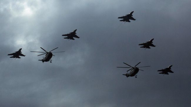 Истребители J-16 во время репетиции военного парада в Пекине