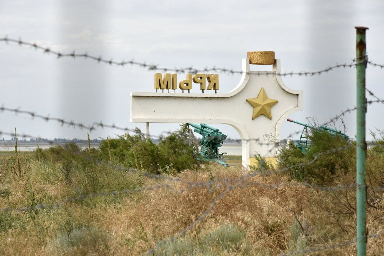 Стела с надписью Крым у пункта пропуска Джанкой на границе России и Украины Стела с надписью Крым у пункта пропуска Джанкой на границе России и Украины