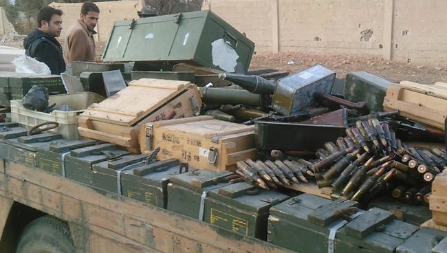 Оружие и боеприпасы, сданные боевиками правительственным сирийским войскам в городе Хан аш-Ших. Архивное фото Оружие и боеприпасы, сданные боевиками правительственным сирийским войскам в городе Хан аш-Ших. Архивное фото