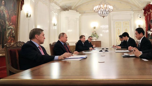Президент РФ Владимир Путин и министр иностранных дел Японии Фумио Кисиду во время встречи в Санкт-Петербурге. 2 декабря 2016 Президент РФ Владимир Путин и министр иностранных дел Японии Фумио Кисиду во время встречи в Санкт-Петербурге. 2 декабря 2016