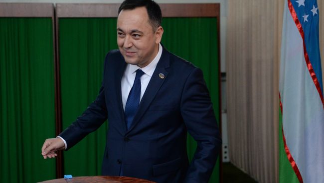 Кандидат от Национально-демократической партией Миллий тикланиш (Национальное возрождение, вице-спикер нижней палаты парламента Сарвар Отамурадов голосует на избирательном участке во время выборов президента Узбекистана. Кандидат от Национально-демократической партией Миллий тикланиш (Национальное возрождение, вице-спикер нижней палаты парламента Сарвар Отамурадов голосует на избирательном участке во время выборов президента Узбекистана.