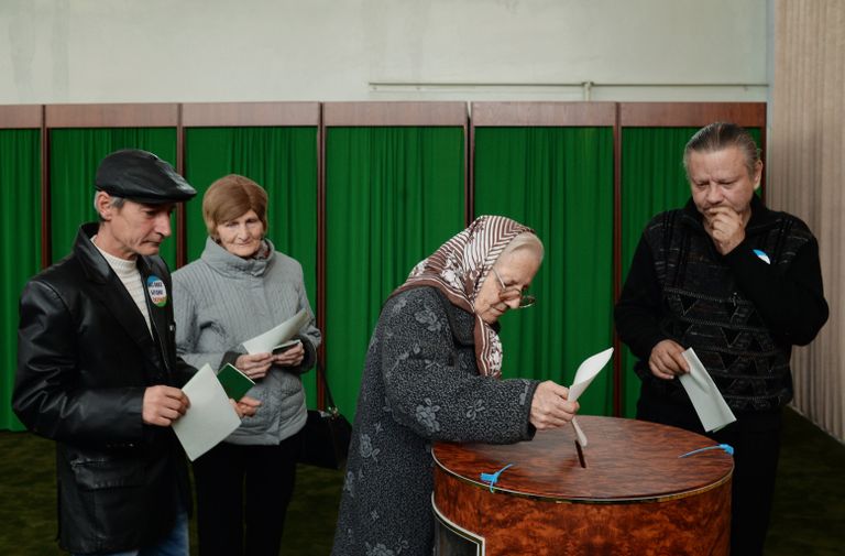 Женщина голосует на избирательном участке в Ташкенте во время выборов президента Узбекистана Женщина голосует на избирательном участке в Ташкенте во время выборов президента Узбекистана