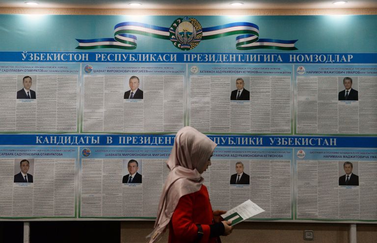Женщина голосует на избирательном участке во время выборов президента Узбекистана Женщина голосует на избирательном участке во время выборов президента Узбекистана