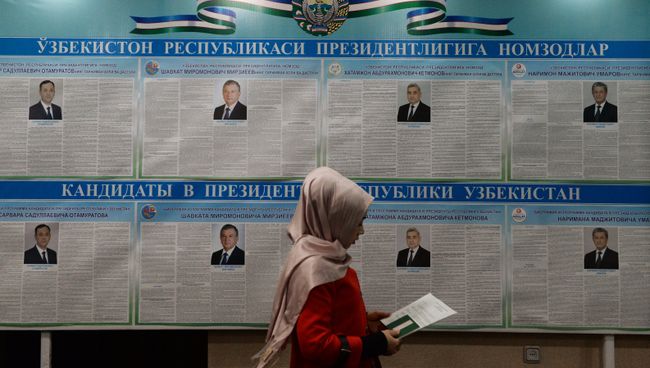 Женщина голосует на избирательном участке во время выборов президента Узбекистана Женщина голосует на избирательном участке во время выборов президента Узбекистана