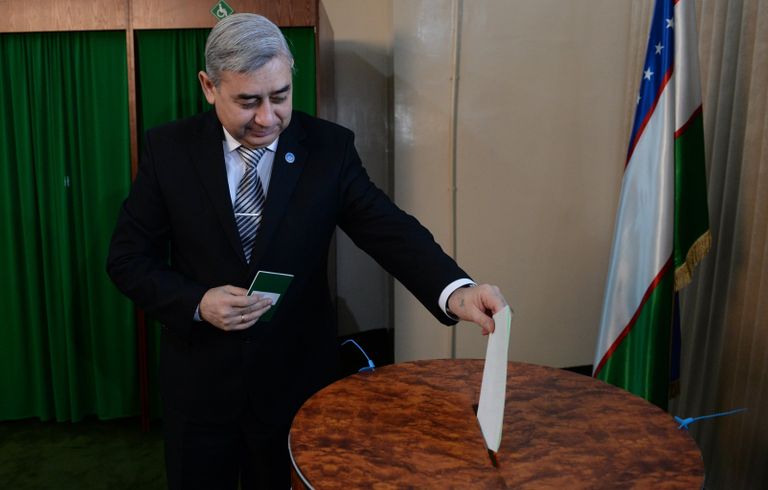Кандидат на пост президента Убекистана от Народно-демократической партии Узбекистана (НДПУ) Хатамжон Кетмонов голосует на избирательном участке в Ташкенте Кандидат на пост президента Убекистана от Народно-демократической партии Узбекистана (НДПУ) Хатамжон Кетмонов голосует на избирательном участке в Ташкенте