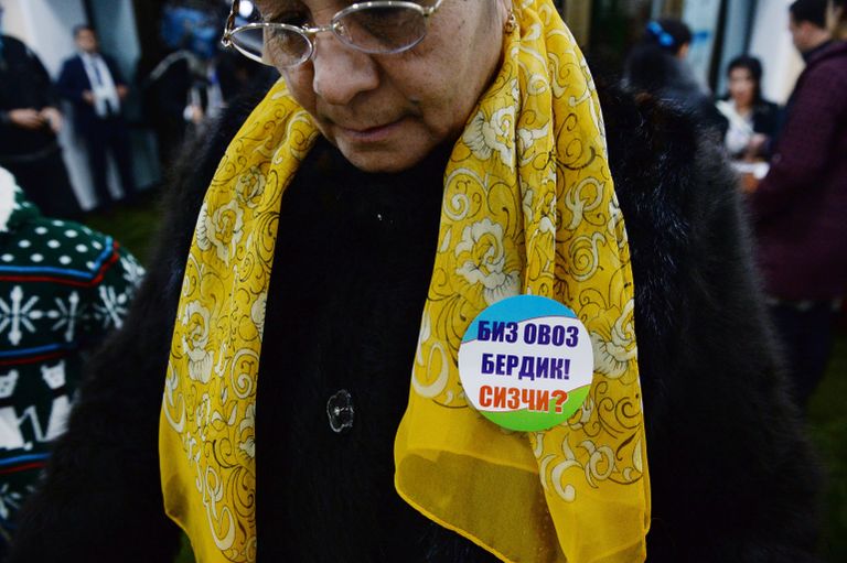 Женщина на избирательном участке во время выборов президента Узбекистана Женщина на избирательном участке во время выборов президента Узбекистана