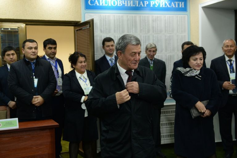 Лидер Социал-демократической партии Адолат (Справедливость) Наримон Умаров (в центре) голосует на избирательном участке во время выборов президента Узбекистана Лидер Социал-демократической партии Адолат (Справедливость) Наримон Умаров (в центре) голосует на избирательном участке во время выборов президента Узбекистана