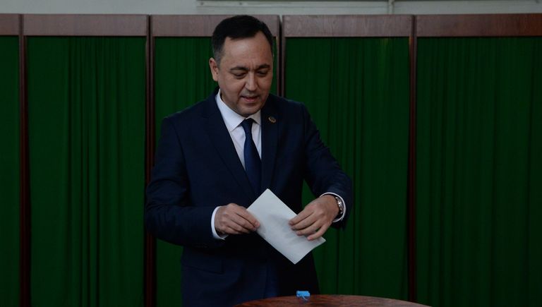 Кандидат от Национально-демократической партией Миллий тикланиш (Национальное возрождение, вице-спикер нижней палаты парламента Сарвар Отамурадов голосует на избирательном участке во время выборов президента Узбекистана