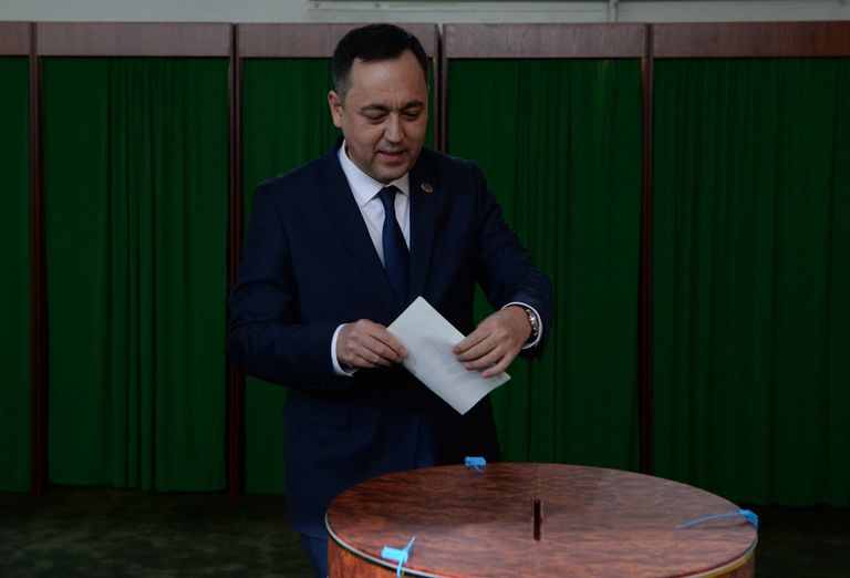 Кандидат от Национально-демократической партией Миллий тикланиш (Национальное возрождение, вице-спикер нижней палаты парламента Сарвар Отамурадов голосует на избирательном участке во время выборов президента Узбекистана Кандидат от Национально-демократической партией Миллий тикланиш (Национальное возрождение, вице-спикер нижней палаты парламента Сарвар Отамурадов голосует на избирательном участке во время выборов президента Узбекистана