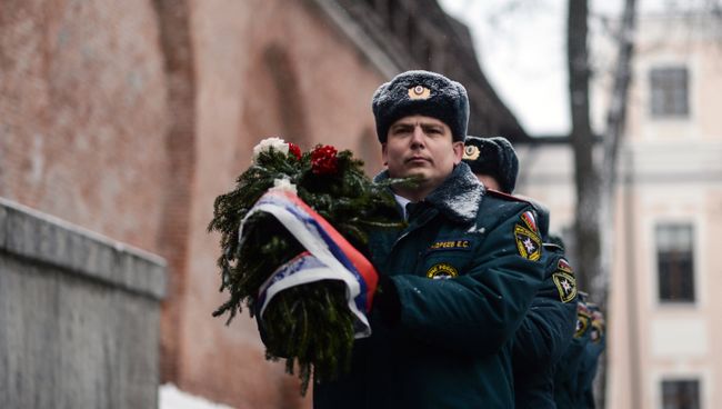 Возложение венка к мемориальному комплексу. Архивное фото Возложение венка к мемориальному комплексу. Архивное фото