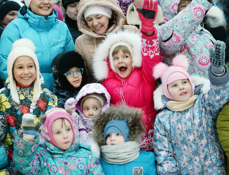 Дети на празднике встречи Деда Мороза из Великого Устюга в Центральном парке культуры и отдыха (ЦПКиО) имени В.В.Маяковского в Екатеринбурге Дети на празднике встречи Деда Мороза из Великого Устюга в Центральном парке культуры и отдыха (ЦПКиО) имени В.В.Маяковского в Екатеринбурге