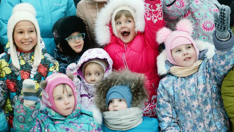 Дети на празднике встречи Деда Мороза из Великого Устюга в Центральном парке культуры и отдыха (ЦПКиО) имени В.В.Маяковского в Екатеринбурге Дети на празднике встречи Деда Мороза из Великого Устюга в Центральном парке культуры и отдыха (ЦПКиО) имени В.В.Маяковского в Екатеринбурге