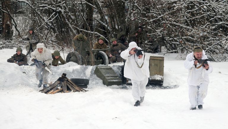 Участники реконструкции сражения времен Великой Отечественной войны на военно-историческом фестивале Главный рубеж, посвященном 75-летию битвы под Москвой, в музейно-мемориальном комплексе История танка Т-34 в Московской области Участники реконструкции сражения времен Великой Отечественной войны на военно-историческом фестивале Главный рубеж, посвященном 75-летию битвы под Москвой, в музейно-мемориальном комплексе История танка Т-34 в Московской области
