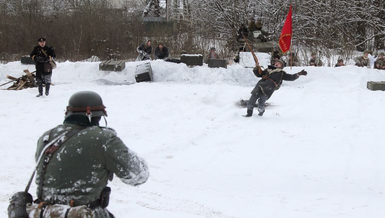 Участники реконструкции сражения времен Великой Отечественной войны на военно-историческом фестивале Главный рубеж, посвященном 75-летию битвы под Москвой, в музейно-мемориальном комплексе История танка Т-34 в Московской области Участники реконструкции сражения времен Великой Отечественной войны на военно-историческом фестивале Главный рубеж, посвященном 75-летию битвы под Москвой, в музейно-мемориальном комплексе История танка Т-34 в Московской области