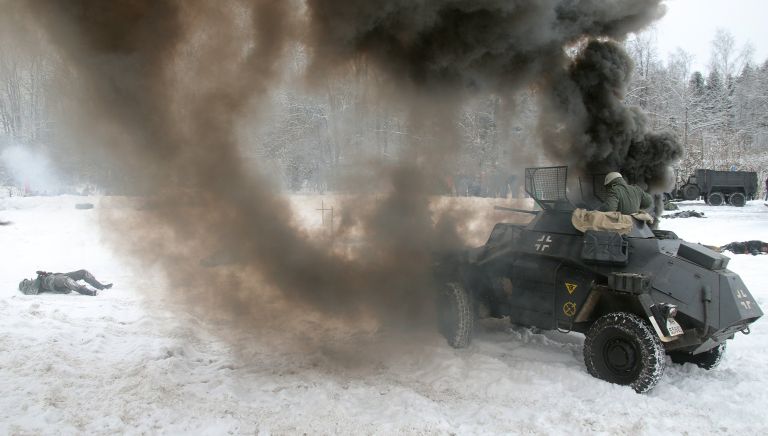 Реконструкция сражения времен Великой Отечественной войны на военно-историческом фестивале Главный рубеж, посвященном 75-летию битвы под Москвой, в музейно-мемориальном комплексе История танка Т-34 в Московской области Реконструкция сражения времен Великой Отечественной войны на военно-историческом фестивале Главный рубеж, посвященном 75-летию битвы под Москвой, в музейно-мемориальном комплексе История танка Т-34 в Московской области