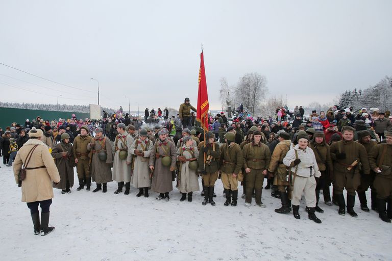 Участники и зрители военно-исторического фестиваля Главный рубеж, посвященного 75-летию битвы под Москвой, в музейно-мемориальном комплексе История танка Т-34 в Московской области