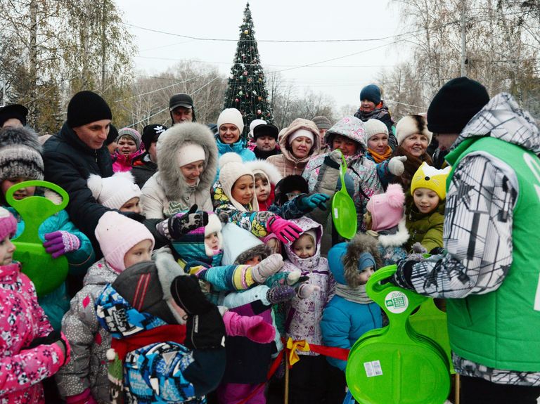 Жители Екатеринбурга на празднике встречи Деда Мороза из Великого Устюга в ЦПКиО имени В.В.Маяковского Жители Екатеринбурга на празднике встречи Деда Мороза из Великого Устюга в ЦПКиО имени В.В.Маяковского