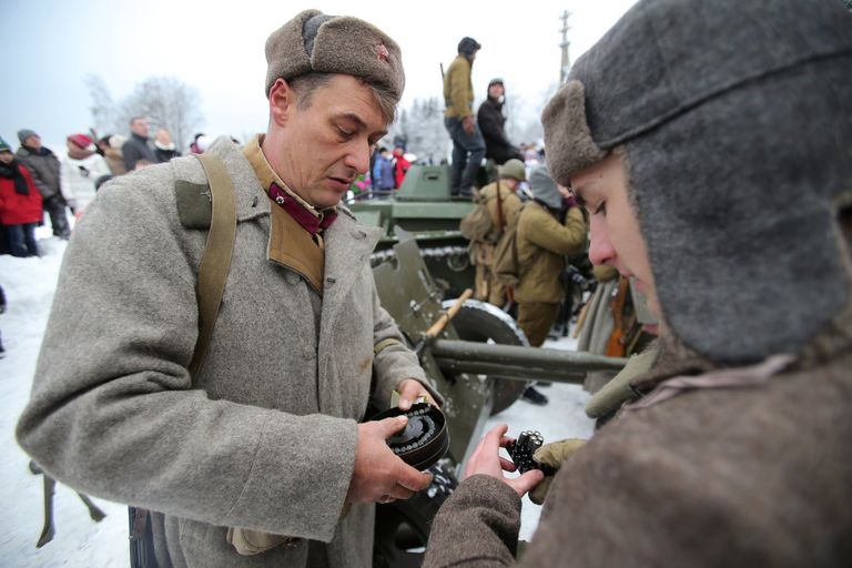 Участники военно-исторического фестиваля Главный рубеж, посвященного 75-летию битвы под Москвой, в музейно-мемориальном комплексе История танка Т-34 в Московской области