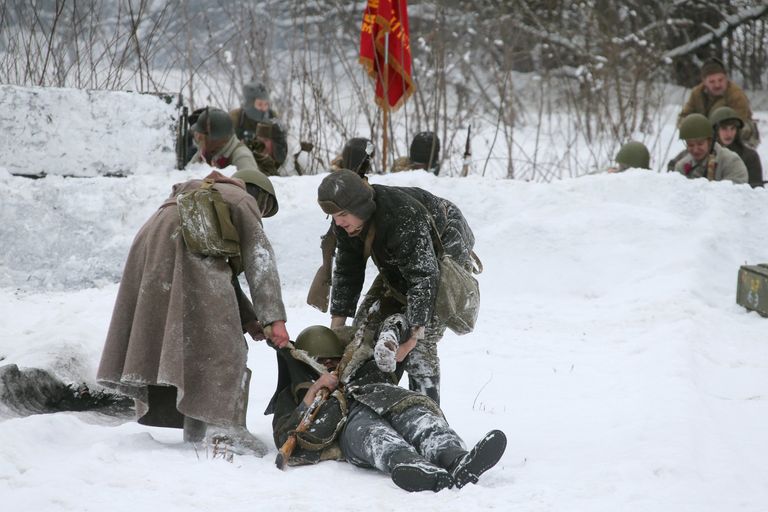 Участники реконструкции сражения времен Великой Отечественной войны на военно-историческом фестивале Главный рубеж, посвященном 75-летию битвы под Москвой, в музейно-мемориальном комплексе История танка Т-34 в Московской области