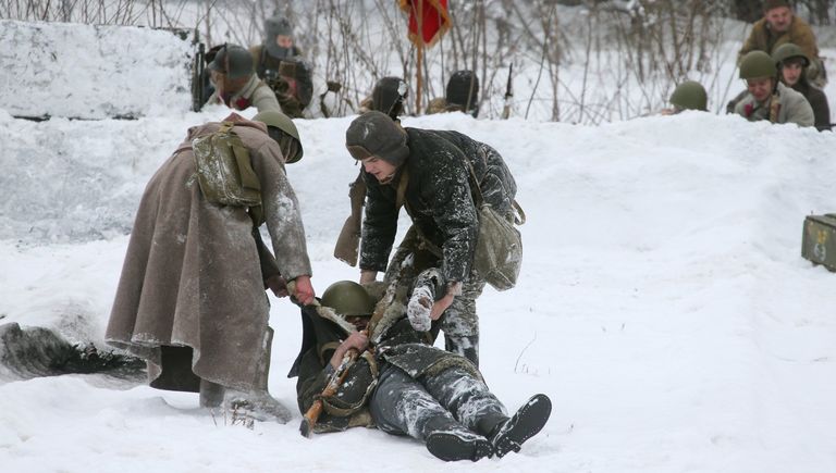 Участники реконструкции сражения времен Великой Отечественной войны на военно-историческом фестивале Главный рубеж, посвященном 75-летию битвы под Москвой, в музейно-мемориальном комплексе История танка Т-34 в Московской области Участники реконструкции сражения времен Великой Отечественной войны на военно-историческом фестивале Главный рубеж, посвященном 75-летию битвы под Москвой, в музейно-мемориальном комплексе История танка Т-34 в Московской области