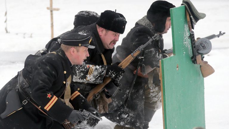 Участники реконструкции сражения времен Великой Отечественной войны на военно-историческом фестивале Главный рубеж, посвященном 75-летию битвы под Москвой, в музейно-мемориальном комплексе История танка Т-34 в Московской области Участники реконструкции сражения времен Великой Отечественной войны на военно-историческом фестивале Главный рубеж, посвященном 75-летию битвы под Москвой, в музейно-мемориальном комплексе История танка Т-34 в Московской области