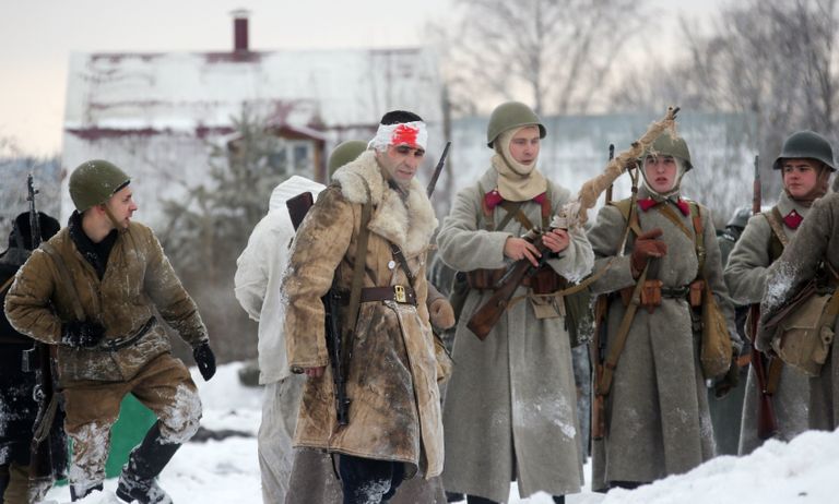 Участники военно-исторического фестиваля Главный рубеж, посвященного 75-летию битвы под Москвой, в музейно-мемориальном комплексе История танка Т-34 в Московской области