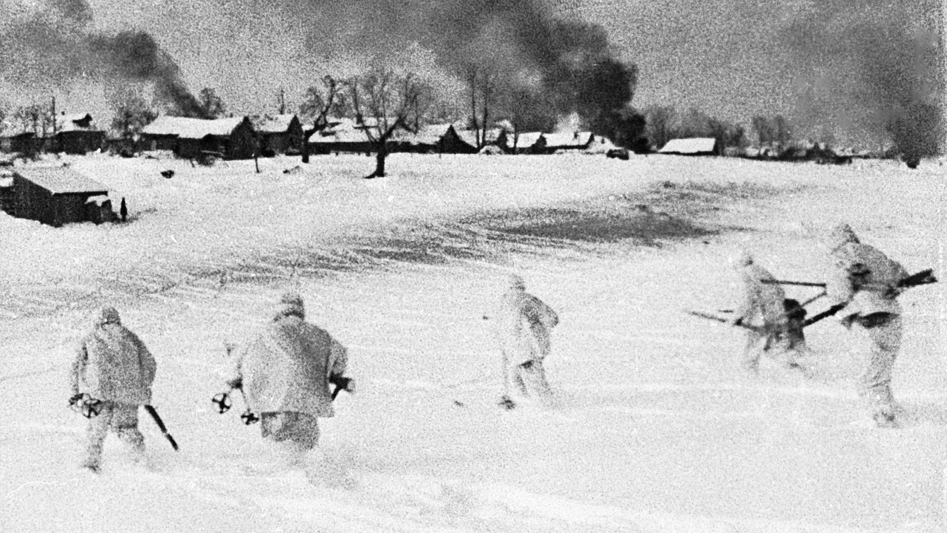 Контрнаступление советских войск в битве под Москвой 5 декабря 1941 года. Кадр из документального фильма Разгром немецко-фашистских войск под Москвой Контрнаступление советских войск в битве под Москвой 5 декабря 1941 года. Кадр из документального фильма Разгром немецко-фашистских войск под Москвой - РИА Новости, 1920, 02.12.2021