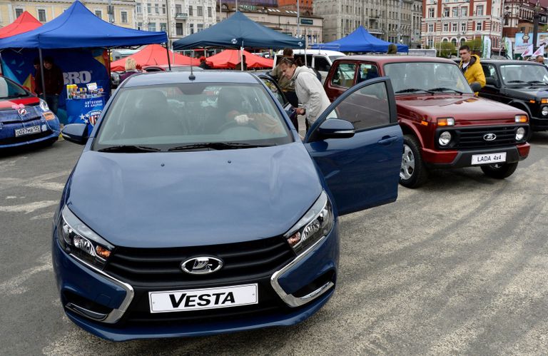 Автомобиль Лада Веста (Lada Vesta) и Лада 4x4 на выставке Автосалон-2016 на центральной площади Владивостока