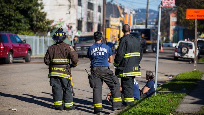 Пожарные на месте пожара в ночном клубе в Окленде