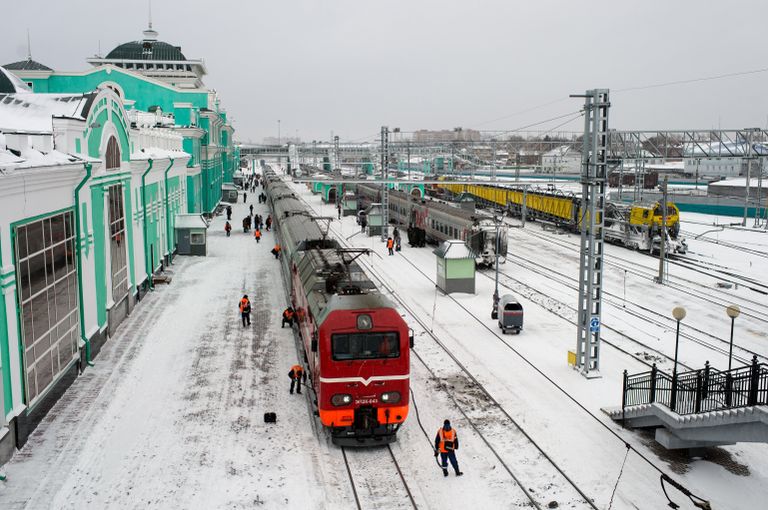 Рабочие осматривают состав на станции Омск-Пассажирский в Омске Рабочие осматривают состав на станции Омск-Пассажирский в Омске