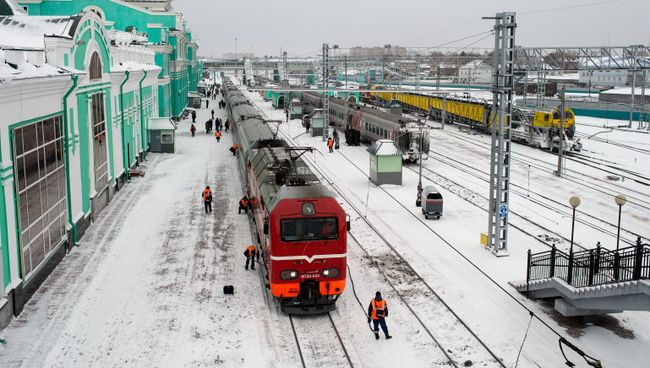 Рабочие осматривают состав на станции Омск-Пассажирский в Омске Рабочие осматривают состав на станции Омск-Пассажирский в Омске