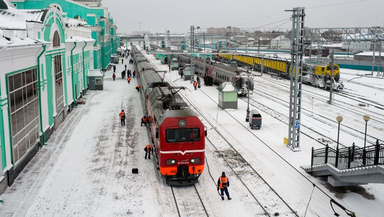 Рабочие осматривают состав на станции Омск-Пассажирский в Омске Рабочие осматривают состав на станции Омск-Пассажирский в Омске
