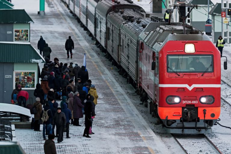 Пассажиры на платформе станции Омск-Пассажирский в Омске Пассажиры на платформе станции Омск-Пассажирский в Омске