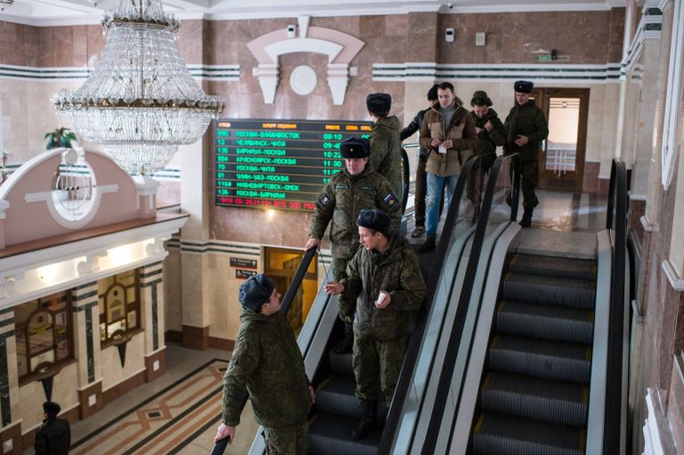 Пассажиры на вокзале станции Омск-Пассажирский в Омске Пассажиры на вокзале станции Омск-Пассажирский в Омске