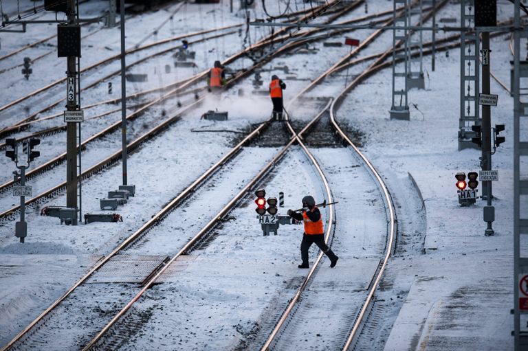 Рабочие очищают железнодорожный путь на станции Омск-Пассажирский в Омске Рабочие очищают железнодорожный путь на станции Омск-Пассажирский в Омске