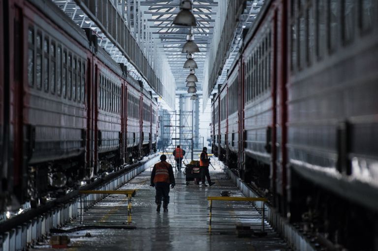 Рабочие в ремонтном депо в Омске Рабочие в ремонтном депо в Омске
