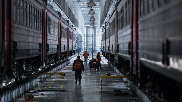 Рабочие в ремонтном депо в Омске Рабочие в ремонтном депо в Омске