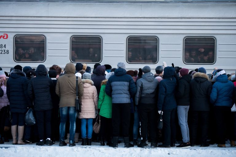 Горожане на платформе станции Омск-Пассажирский в Омске провожают новобранцев, призванных для прохождения службы в рядах вооруженных сил РФ Горожане на платформе станции Омск-Пассажирский в Омске провожают новобранцев, призванных для прохождения службы в рядах вооруженных сил РФ