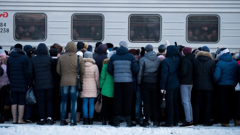 Горожане на платформе станции Омск-Пассажирский в Омске провожают новобранцев, призванных для прохождения службы в рядах вооруженных сил РФ Горожане на платформе станции Омск-Пассажирский в Омске провожают новобранцев, призванных для прохождения службы в рядах вооруженных сил РФ