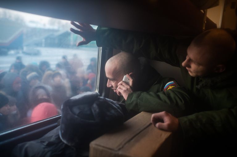 Новобранцы, призванные для прохождения службы в рядах вооруженных сил РФ, прощаются с родными и близкими на станции Омск-Пассажирский в Омске Новобранцы, призванные для прохождения службы в рядах вооруженных сил РФ, прощаются с родными и близкими на станции Омск-Пассажирский в Омске